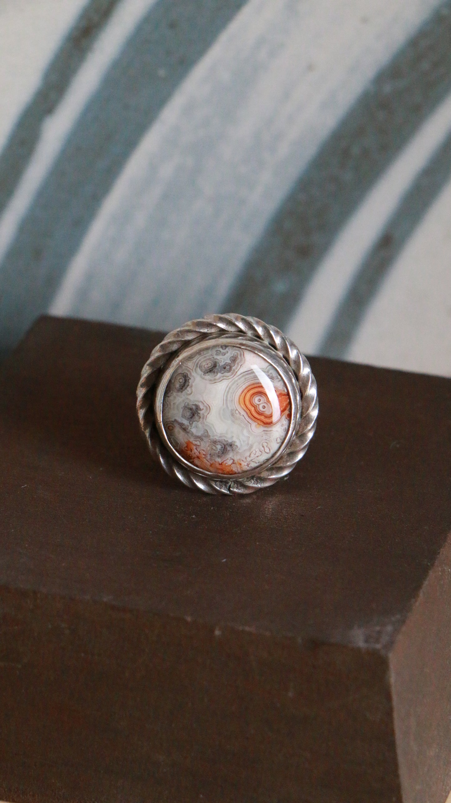Vintage Sterling Silver Agate Ring with Twisted Rope Frame