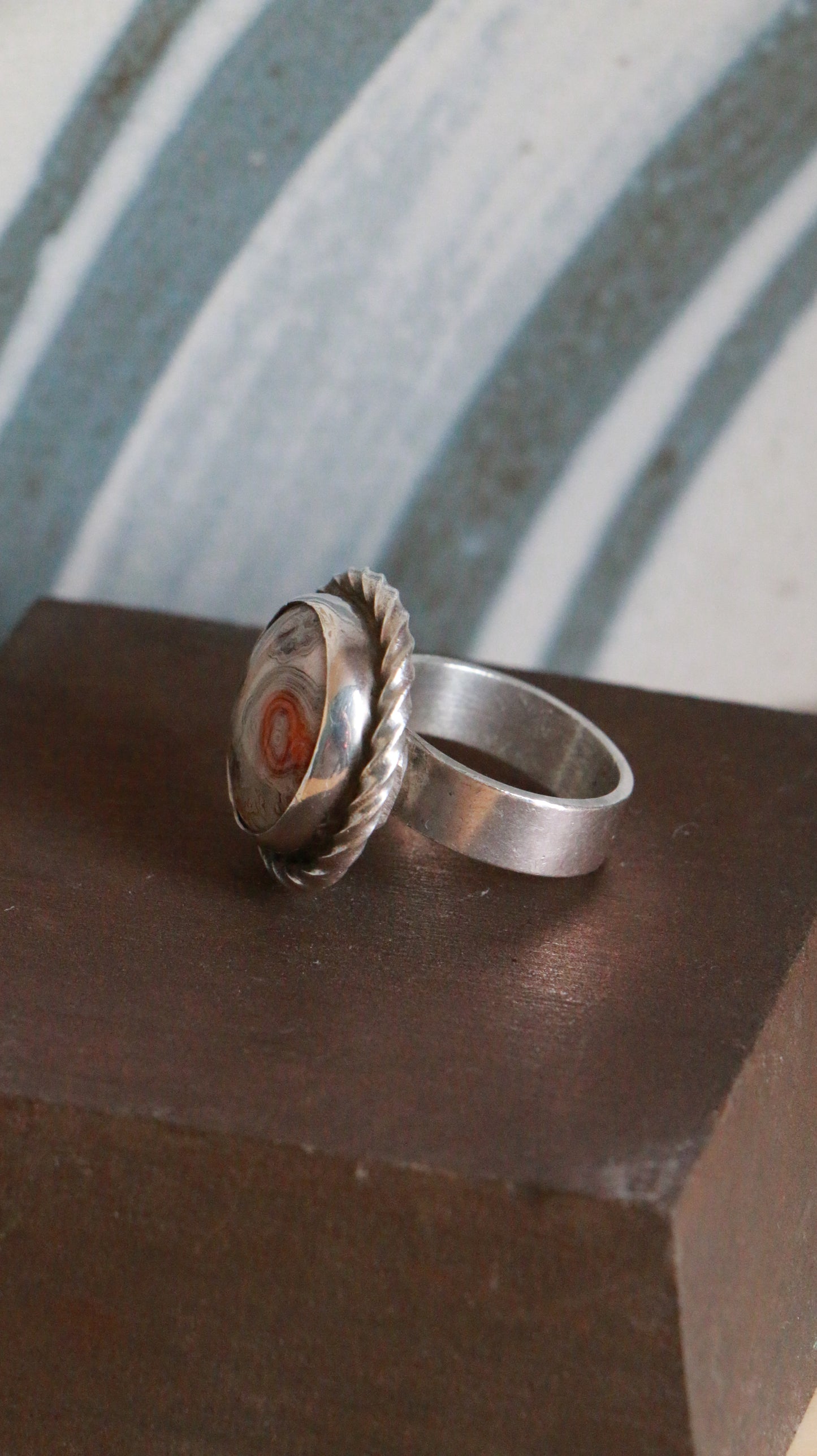 Vintage Sterling Silver Agate Ring with Twisted Rope Frame