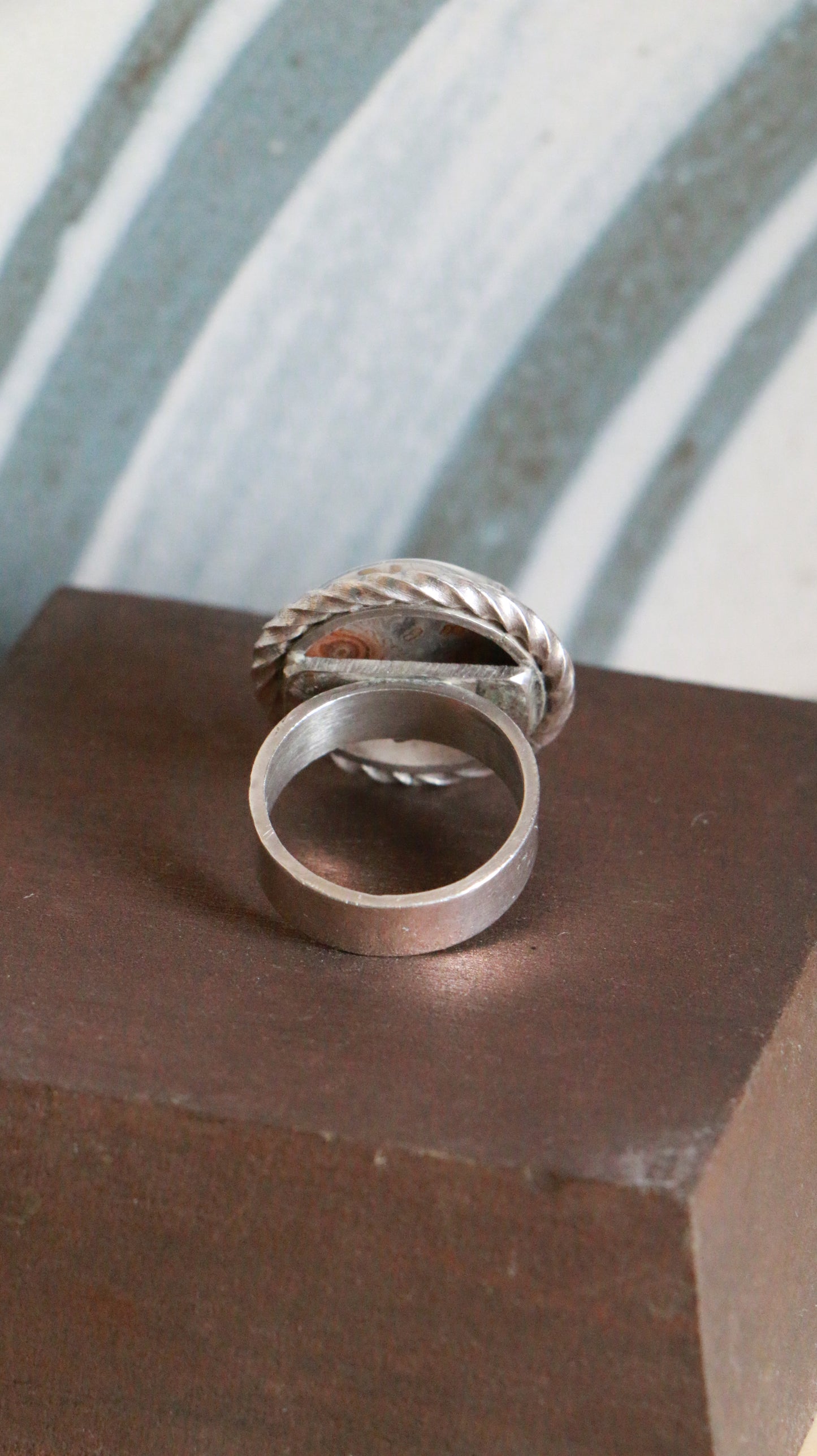 Vintage Sterling Silver Agate Ring with Twisted Rope Frame