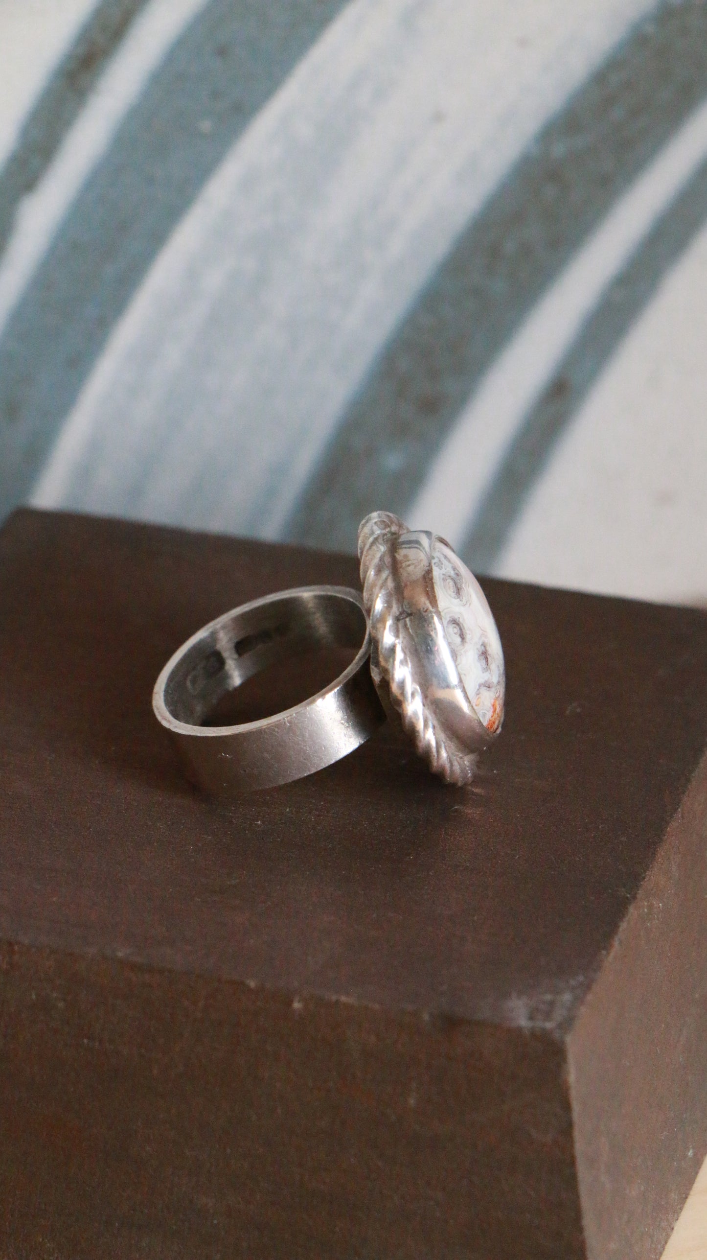 Vintage Sterling Silver Agate Ring with Twisted Rope Frame