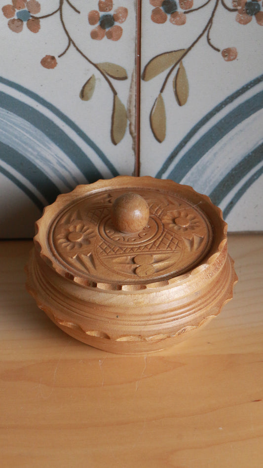 Vintage Hand-Carved Wooden Trinket Box – Floral Lid