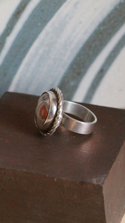 Vintage Sterling Silver Agate Ring with Twisted Rope Frame