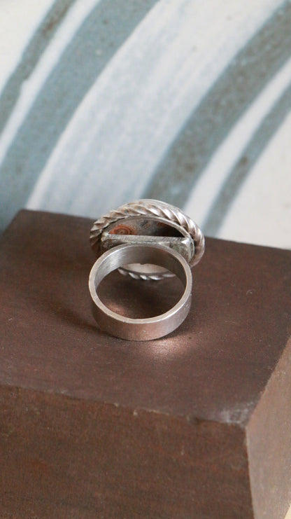 Vintage Sterling Silver Agate Ring with Twisted Rope Frame